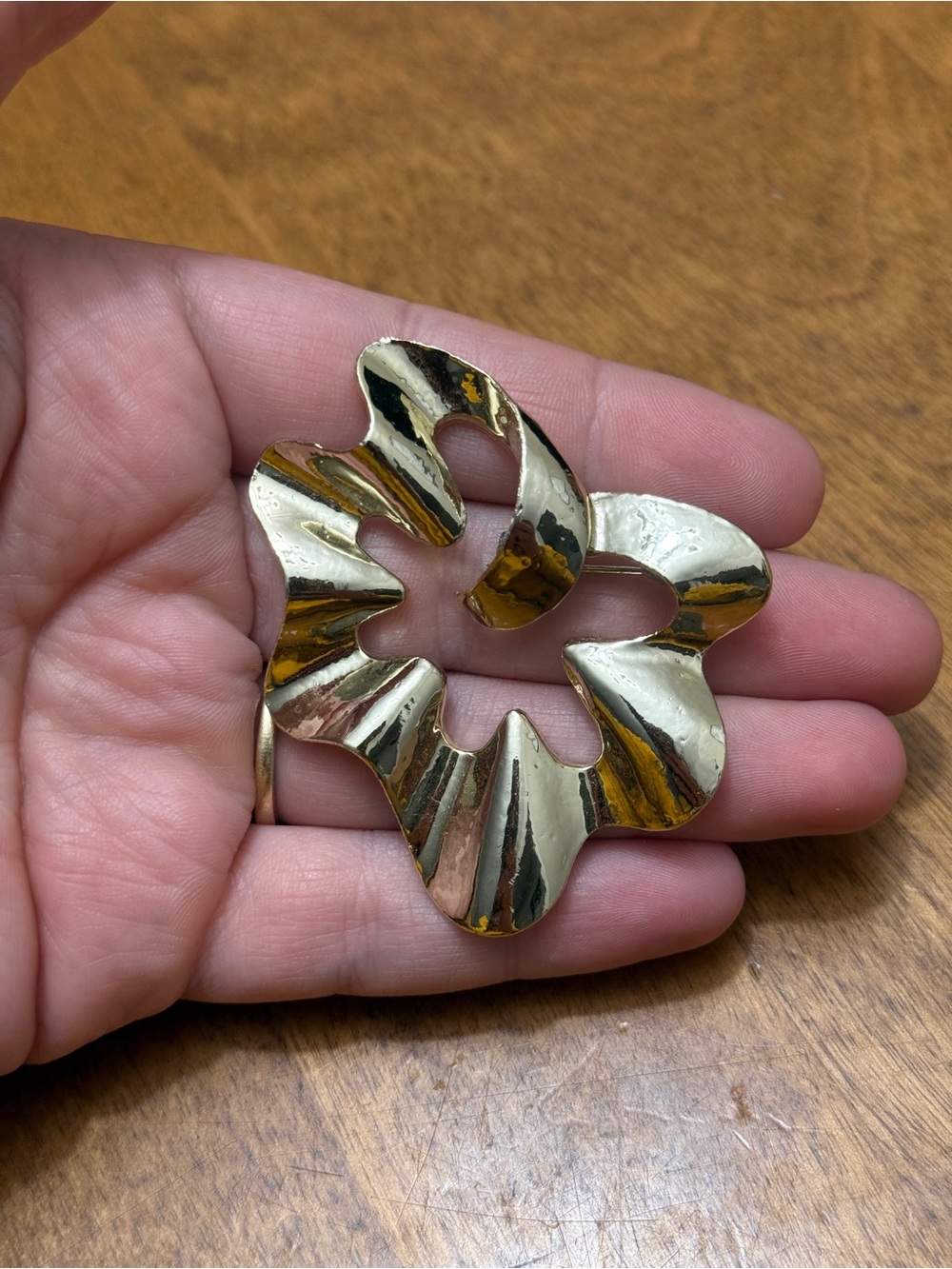 Gerry’s Gold-Tone Wavy Flower Brooch